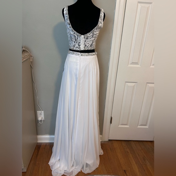 Two piece white formal gown size 4 - Picture 4 of 8